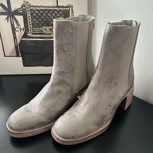 FREE PEOPLE ESSENTIAL CHELSEA BOOTS in Simmer Silvery leather